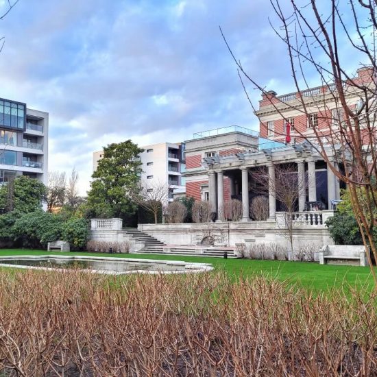 Mansion and reflecting pool at Shannon Mews Park